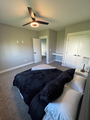 Een bureau, een strijkplank/strijkijzer, gratis wifi, beddengoed