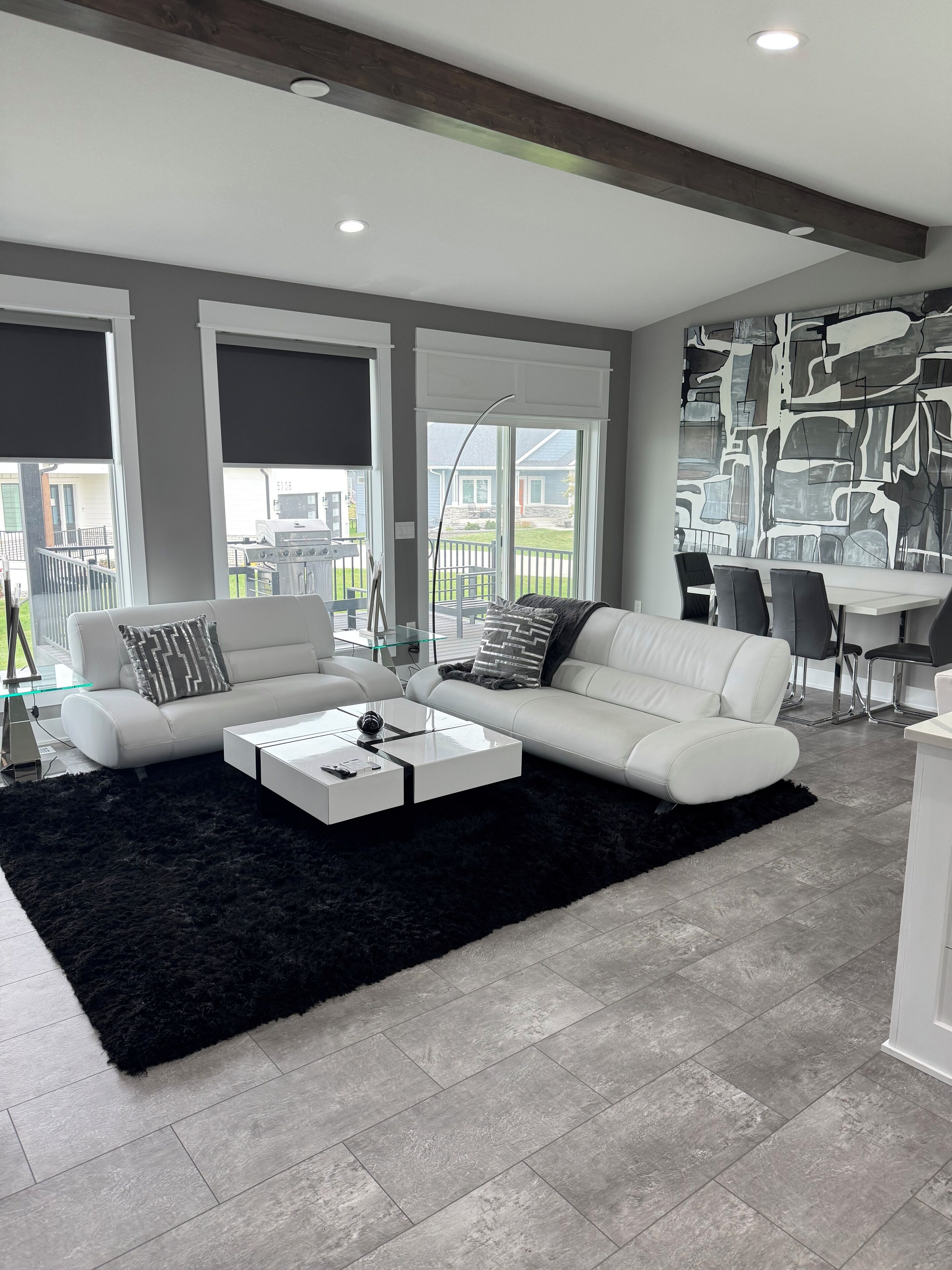 TV connectée, cheminée, baby-foot, chaîne hi-fi