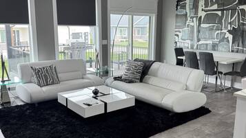 Een smart-tv, een open haard, tafelvoetbal en een stereo