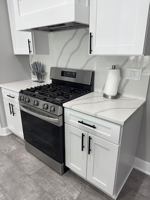 Een koelkast, een magnetron, een oven, een kookplaat