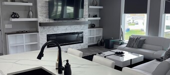 Contemporary & spacious 5-bedroom home with pool table & foosball in Urbandale!