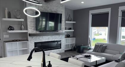 Contemporary & spacious 5-bedroom home with pool table & foosball in Urbandale!