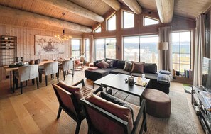 TV, fireplace - Amazing home in Gålå with sauna (Gålå)