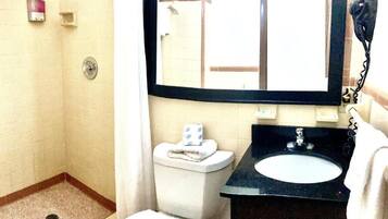 Phòng đơn, 1 giường cỡ king, không hút thuốc | Phòng tắm | Buồng tắm vòi sen, khăn tắm, xà phòng, dầu gội