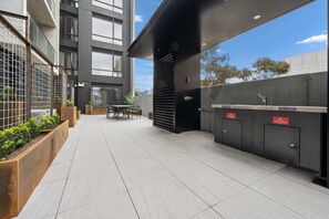 Apartment | Balcony - High-end 1-bed Pad in Braddon With Outdoor Dining (Canberra)