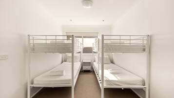 2 habitaciones, tabla de planchar con plancha y ropa de cama