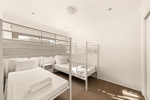 2 habitaciones, tabla de planchar con plancha y ropa de cama 