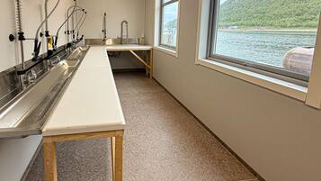 Frigorífico, placa de cocina, lavavajillas y cafetera o tetera