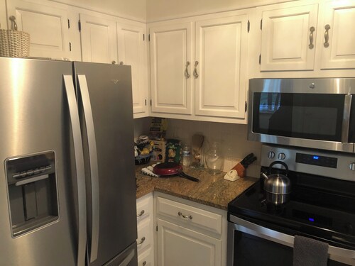 Townhome in charming Greenwich! 5 minutes to train, park, LI Sound and downtown.