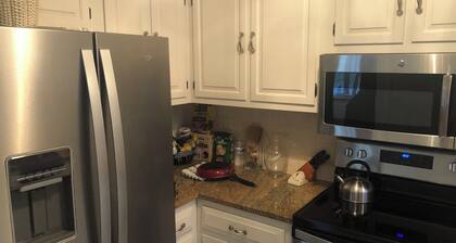 Townhome in charming Greenwich! 5 minutes to train, park, LI Sound and downtown.