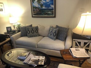 TV - Townhome in charming Greenwich! 5 minutes to train, park, LI Sound and downtown. (Greenwich)