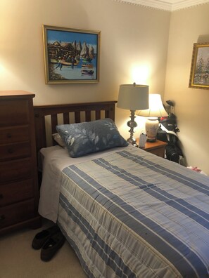 2 bedrooms, iron/ironing board, internet, bed sheets - Townhome in charming Greenwich! 5 minutes to train, park, LI Sound and downtown. (Greenwich)