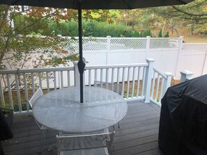Outdoor dining - Townhome in charming Greenwich! 5 minutes to train, park, LI Sound and downtown. (Greenwich)