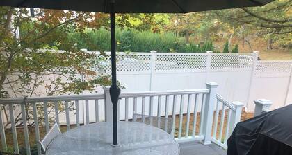 Townhome in charming Greenwich! 5 minutes to train, park, LI Sound and downtown.