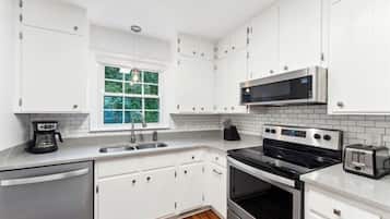 Kylskåp, mikrovågsugn, ugn och spishäll