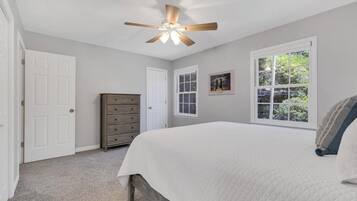 2 chambres, coffres-forts dans les chambres, fer et planche à repasser