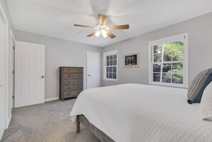 2 chambres, coffres-forts dans les chambres, fer et planche à repasser