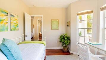 4 bedrooms, desk, free WiFi, bed sheets