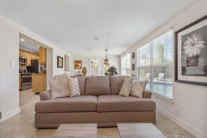 Smart TV, books - Hope Haven | Private Heated Pool + Backyard Oasis (Sarasota)
