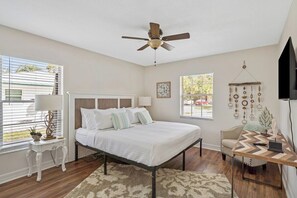 3 chambres, bureau, fer et planche à repasser, accès au Wi-Fi (inclus)