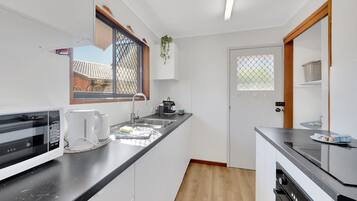 Apartment | Private kitchen | Cookware/dishes/utensils