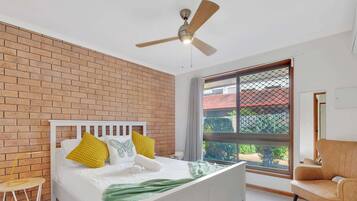 2 bedrooms, iron/ironing board, bed sheets