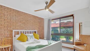 Apartment | 2 bedrooms, iron/ironing board, bed sheets