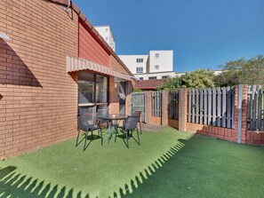 Apartment | Outdoor dining - Tranquil 2-bed Townhouse Close to Beach (Redcliffe)