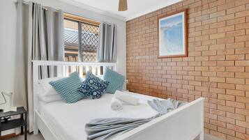 Apartment | 2 bedrooms, iron/ironing board, bed sheets