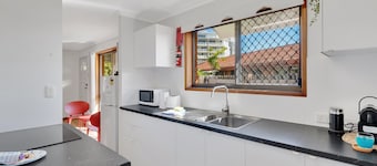 Tranquil 2-bed Townhouse Close to Beach