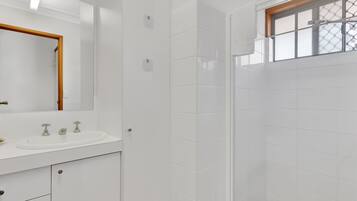 Apartment | Bathroom | Hair dryer, towels, soap, shampoo
