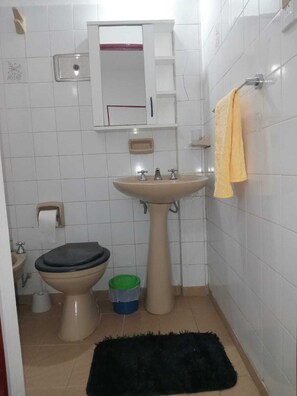 Bruser, bidet, håndklæder, Toiletpapir