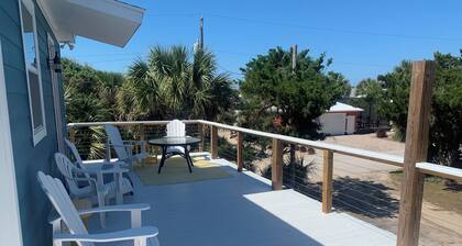 Charming 3-bedroom bungalow in Flagler Beach just 2 blocks to the beach!