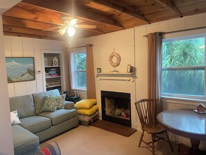 Televisión y chimenea 