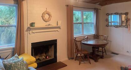 Charming 3-bedroom bungalow in Flagler Beach just 2 blocks to the beach!