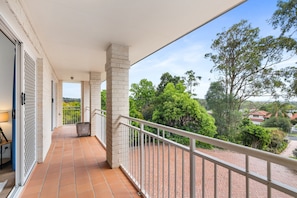 Apartment | Property grounds - Peaceful Family Home: 4-bed, Pool, Alfresco Dining (Brisbane)