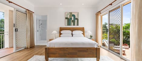 Căn hộ | 4 phòng ngủ, khu vực làm việc phù hợp cho laptop