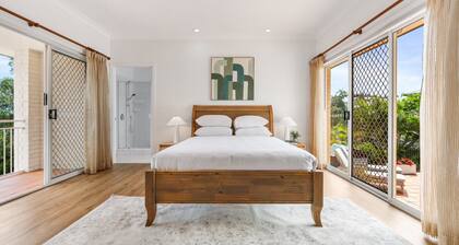 Peaceful Family Home: 4-bed, Pool, Alfresco Dining