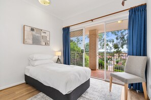 Apartment | 4 bedrooms, laptop workspace, iron/ironing board, bed sheets - Peaceful Family Home: 4-bed, Pool, Alfresco Dining (Brisbane)