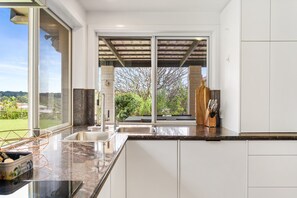 Apartment | Private kitchen | Cookware/dishes/utensils - Peaceful Family Home: 4-bed, Pool, Alfresco Dining (Brisbane)