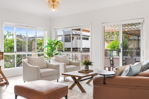 Peaceful Family Home: 4-bed, Pool, Alfresco Dining