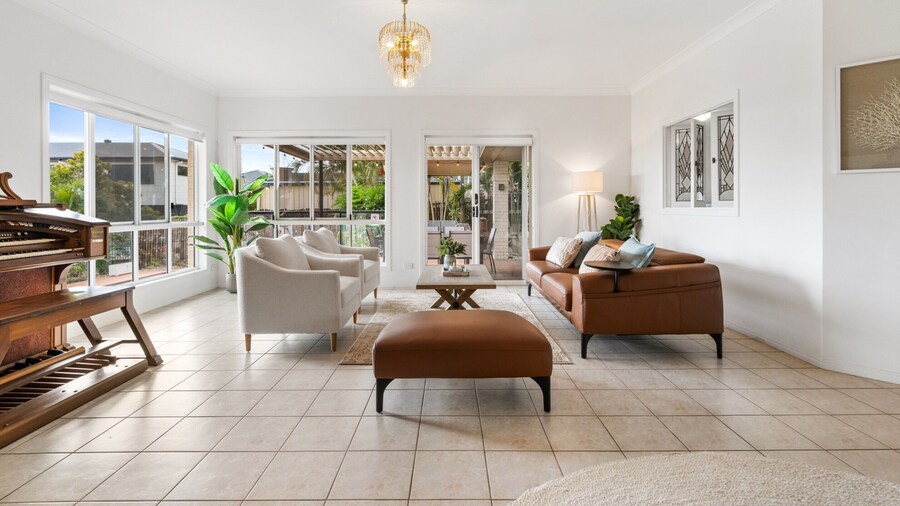 Peaceful Family Home: 4-bed, Pool, Alfresco Dining