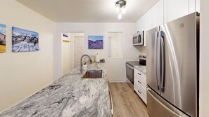 Refrigerador, microondas, horno, placa de cocina