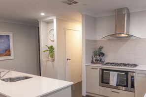 Four à micro-ondes, un four, surface de cuisson, lave-vaisselle