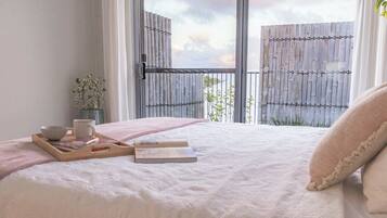 3 bedrooms, iron/ironing board, internet, bed sheets