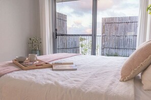 3 عدّة غرف نوم ومكواة/لوح كي وخدمة الإنترنت وملاءات أسرّة