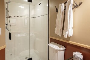 Een douche, een haardroger, handdoeken