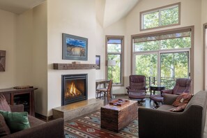 Smart-TV, peis, DVD-spiller og stereoanlegg