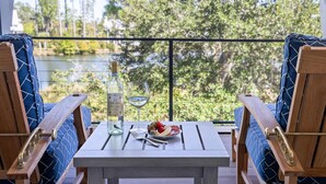 Outdoor dining - 5 BD Lakefront Haven in Moreland Village (Bluffton)