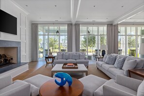 Smart-TV, peis og bøker